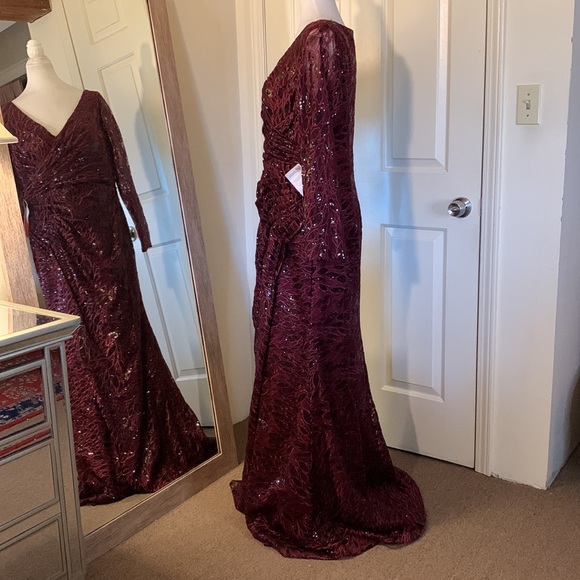 MAC DUGGAL
Long Sleeve Ruched Sequined V Neck Gown - Picture 10 of 15
